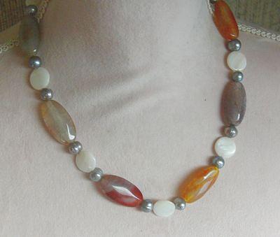 Bild 1 Edelsteinkette mit Achaten, Perlmutt und Perlen