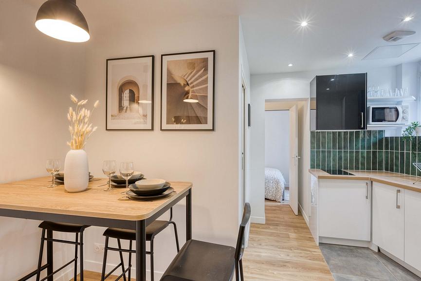 Bild 1 44 m² große, komplett möblierte Wohnung im 1. Stock eines Gebäudes mit Aufzug