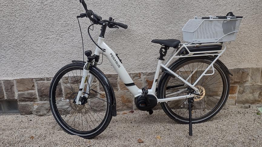 Bild 1 E-Bike, Pegasus Solero E 9 Lite, "28", Wave, 45, weiß, Akku und Batterie Bosch
