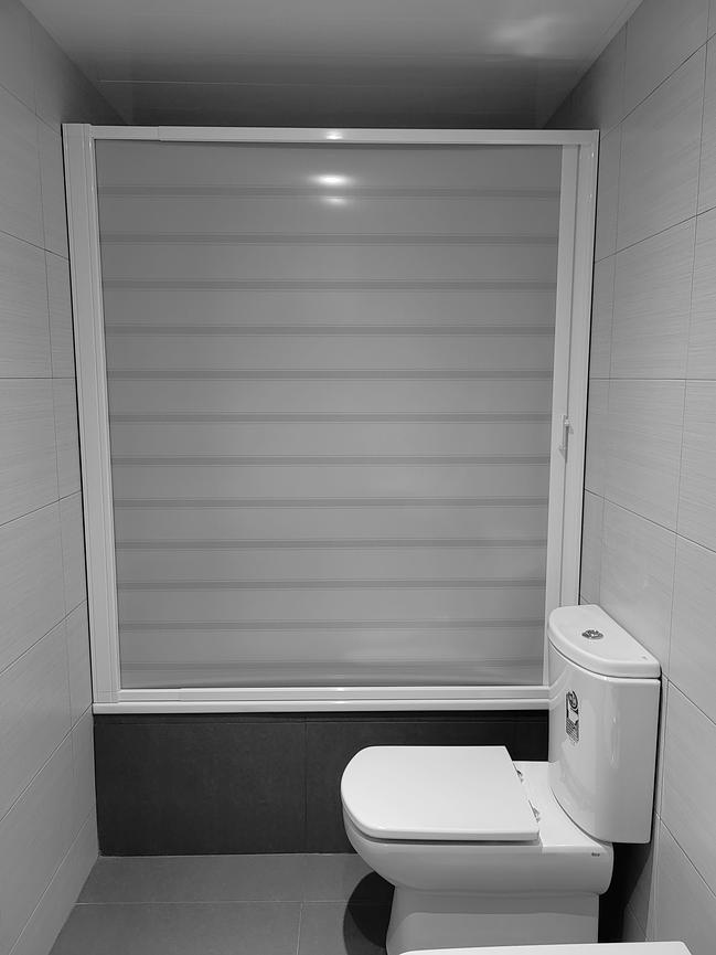 Bild 1 Badewannenfaltwand ausziehbar 90–150 cm – Weiß, modern