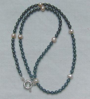 Bild 2 Edelsteinkette mit den Hämatit und Zuchtperlen