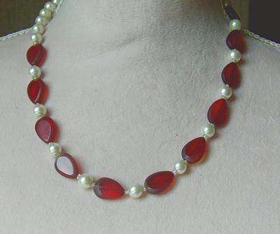 Bild 1 Halskette, rote, facettierte Glasteine mit Weissen Perlen