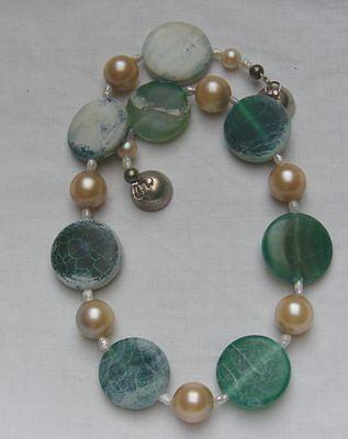Bild 4 Edelsteinkette mit einen Bandachat und Perleneinlagen
