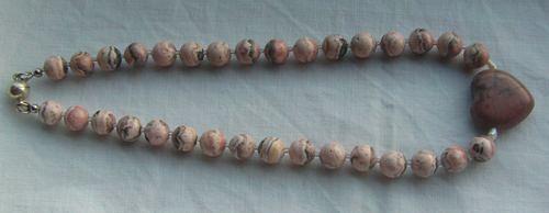 Bild 2 Rhodochrositkette mit eingefassten Rhodochrositherz