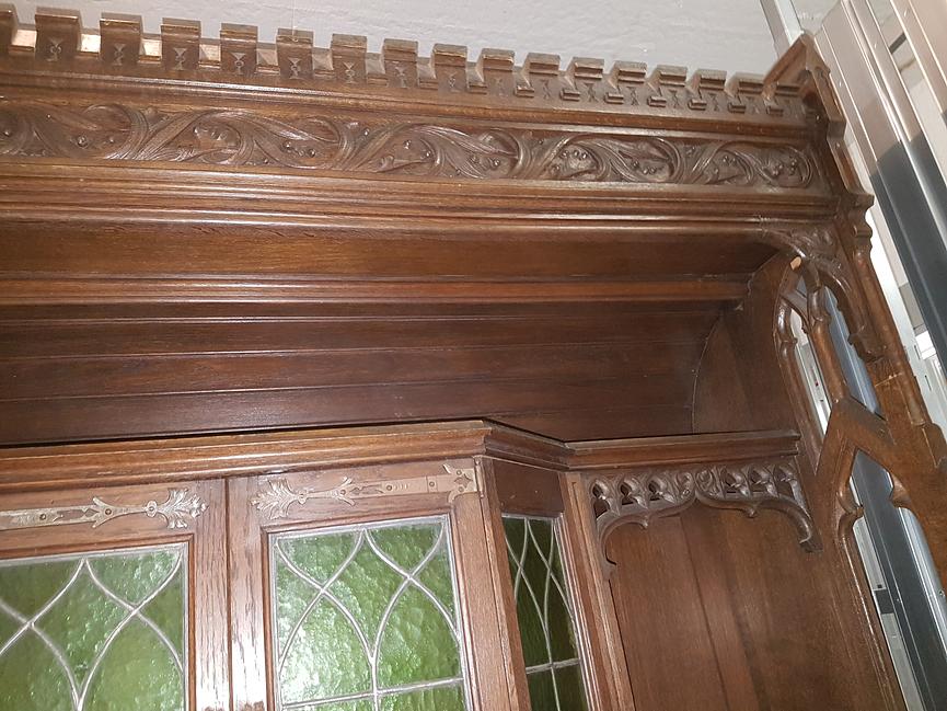 Bild 11 altes Buffet ca 200 Jahre alt mit Bleiverglasung 2,75 hoch 1,60 breit 80 tief ec