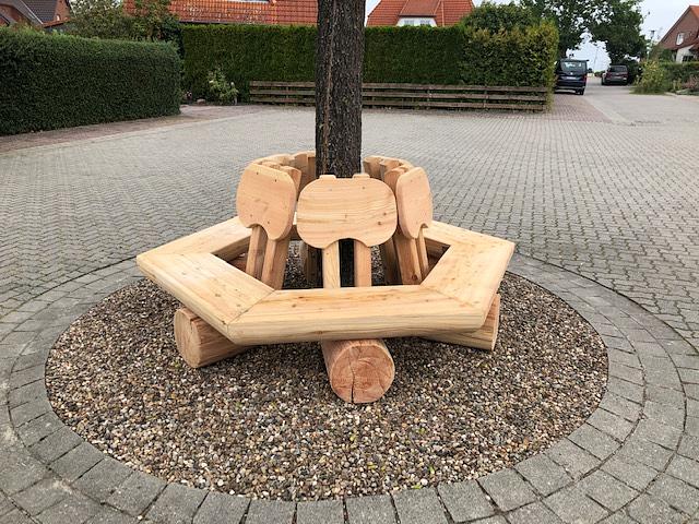 Bild 7 Baumbänke aus Lärchen- bzw. Douglasienholz.