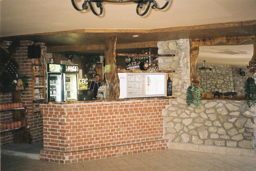 Bild 23 Rustikale Gartenmöbel vom Hersteller