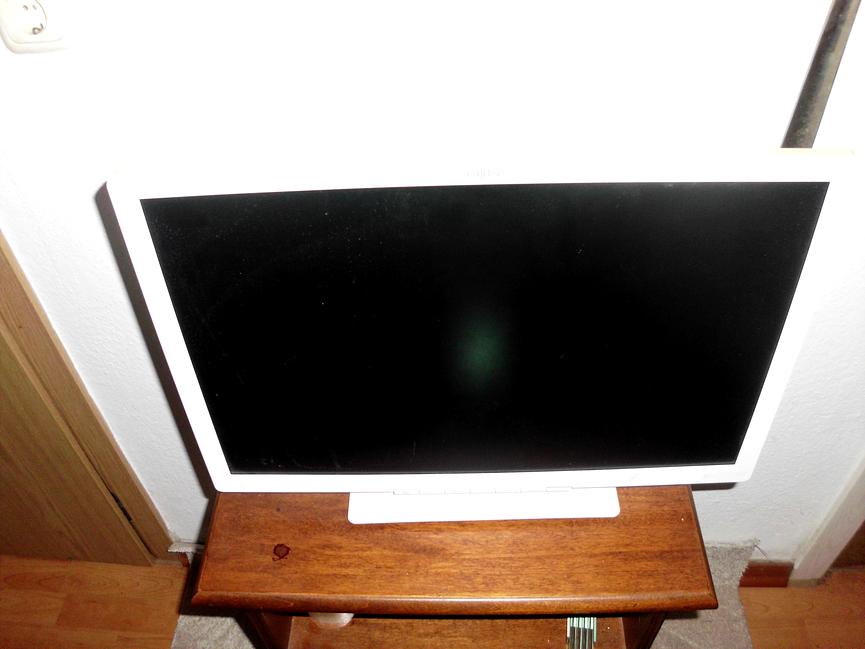 Bild 2 gebe hier ein pc monitor plu zwei tastaruren ab nur für 8euo