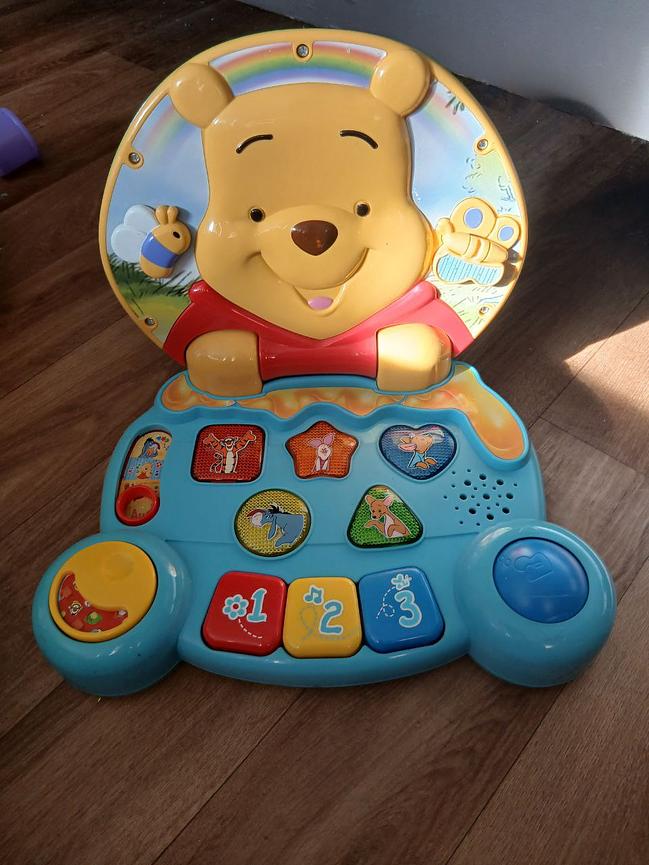 Bild 34 Kinder Klamotten unter ein 1zu verkaufen und ein großen Karton mit Kinder Spielz