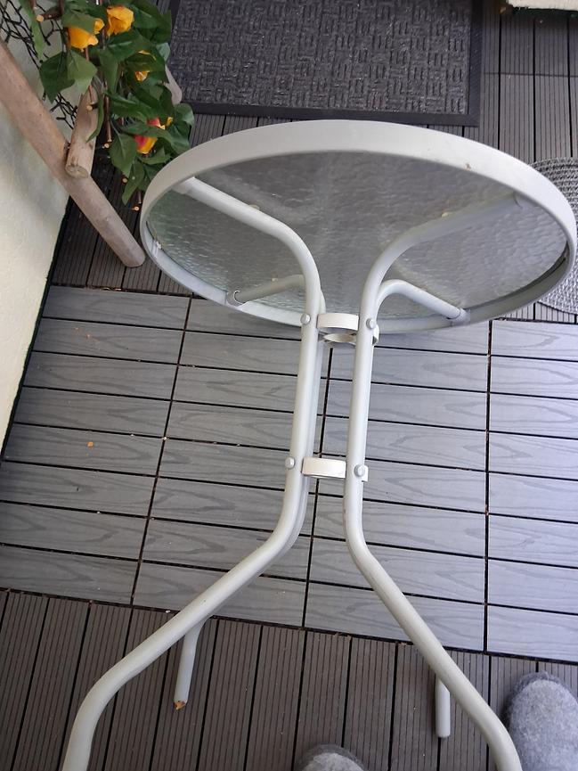 Bild 6 2 Gartenstühle und einTisch