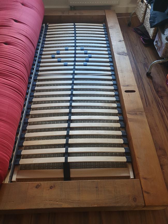 Bild 2 Handgefertigtes Balkenbett aus Massivholz