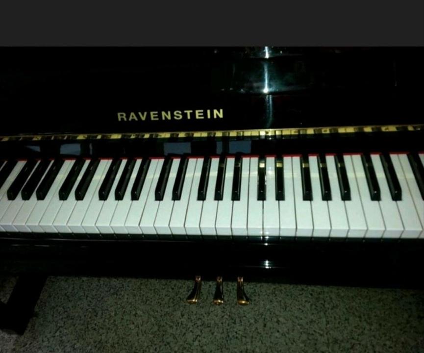 Bild 2 Schwarzes Klavier Ravenstein