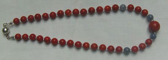 Bild 2 Korallenkette mit Blauquarzeinlagen