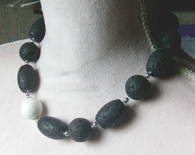 Bild 1 elegante Lavakette mit weitlich eingefasster weisser Koralle