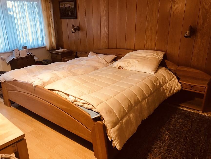 Bild 2 massives Doppelbett 2mx2m mit Nachtschränkchen