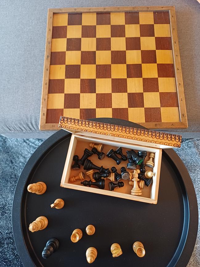 Bild 1 Schachfiguren und das Schachbrett aus Holz