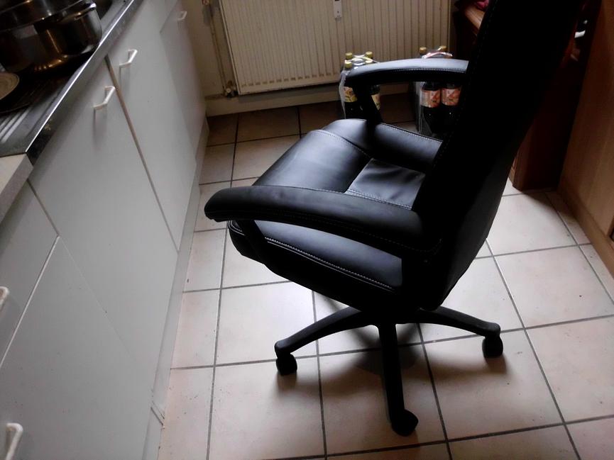 Bild 5 gebe eine sehr schönen schwartzen leder büro stuhl ab nur für 18euro