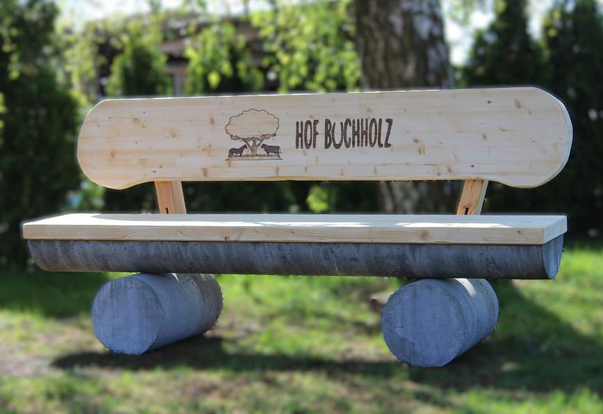Bild 1 Gartenbank aus Beton und Leimholz. Krongartmöbel.