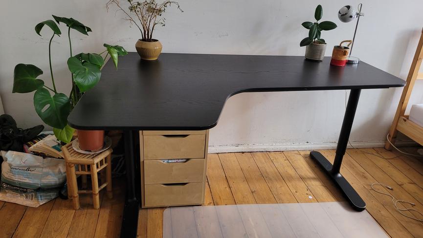 Bild 1 Höhenverstellbarer Schreibtisch mir viel Arbeitsfläche