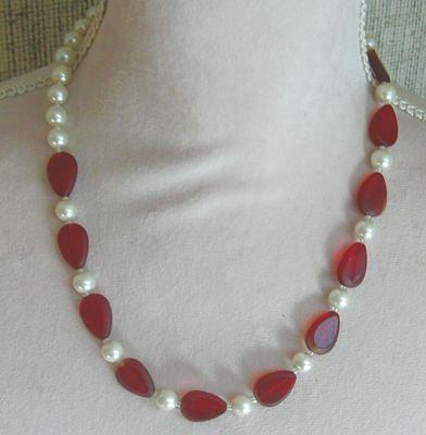 Bild 7 Halskette, rote, facettierte Glasteine mit Weissen Perlen
