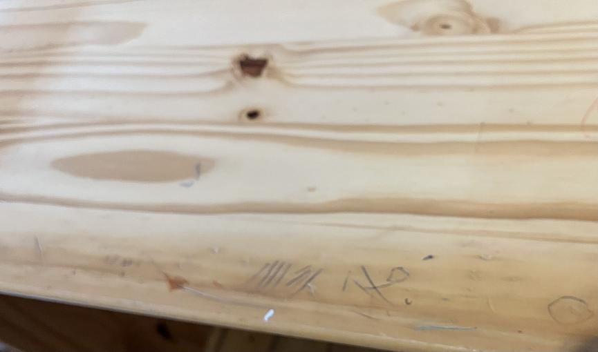 Bild 2 Schreibtisch aus Holz