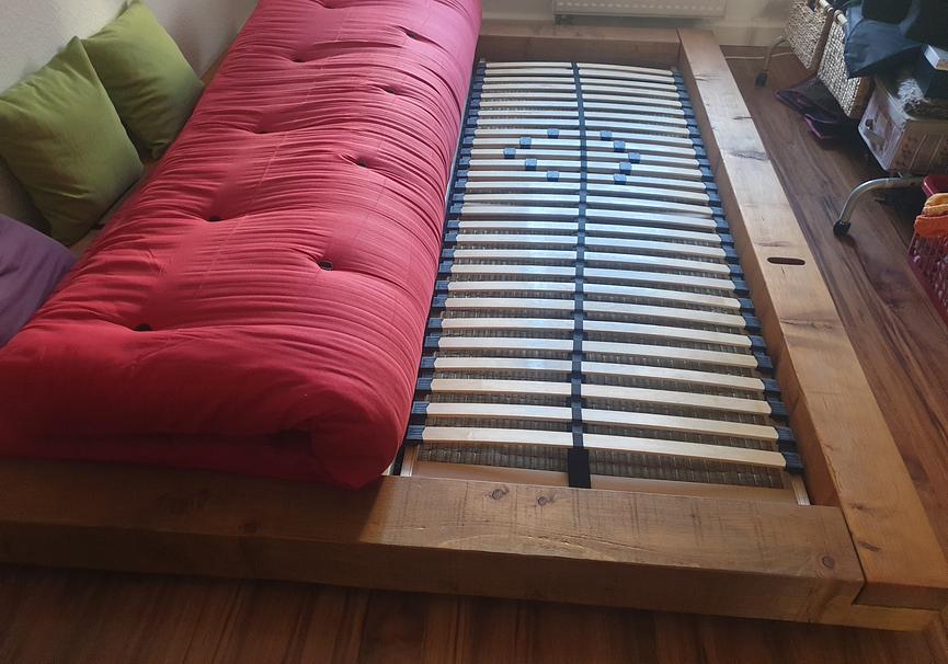 Bild 1 Handgefertigtes Balkenbett aus Massivholz