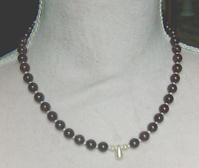 Bild 7 Granatkette mit Zuchtperleneinlage