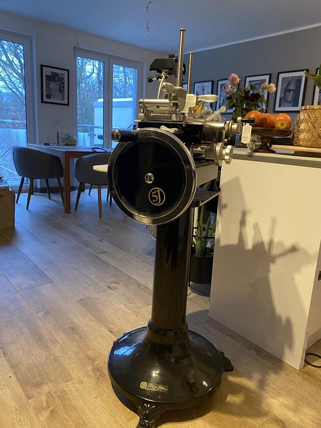 Bild 2 Schinkenschneidemaschine mit Schwungrad