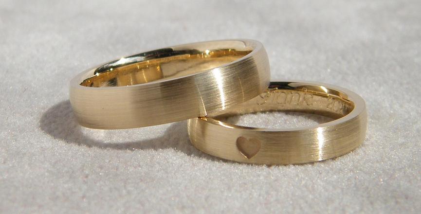 Bild 2 Individuelle Eheringe aus Ihrem Altgold- gefertigt in der Goldschmiede Manteufel