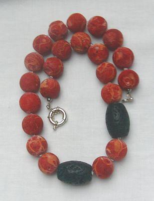 Bild 4 Edelsteinkette, Schaumkoralle mit Lava Einlagen