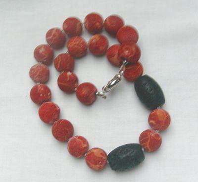 Bild 2 Edelsteinkette, Schaumkoralle mit Lava Einlagen
