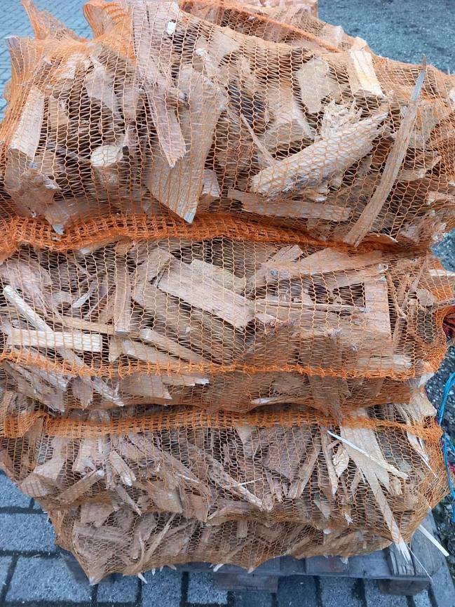Bild 1 Anzündholz-Mix im Netzsack – Buche, Eiche & Fichte – Trocken und hochwertig