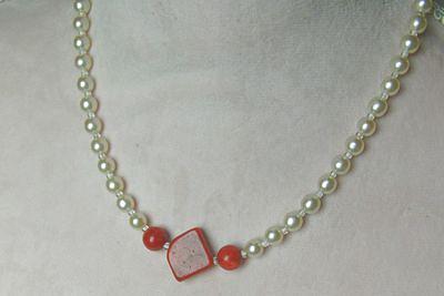 Bild 1 Perlenkette mit Koralleneinlage