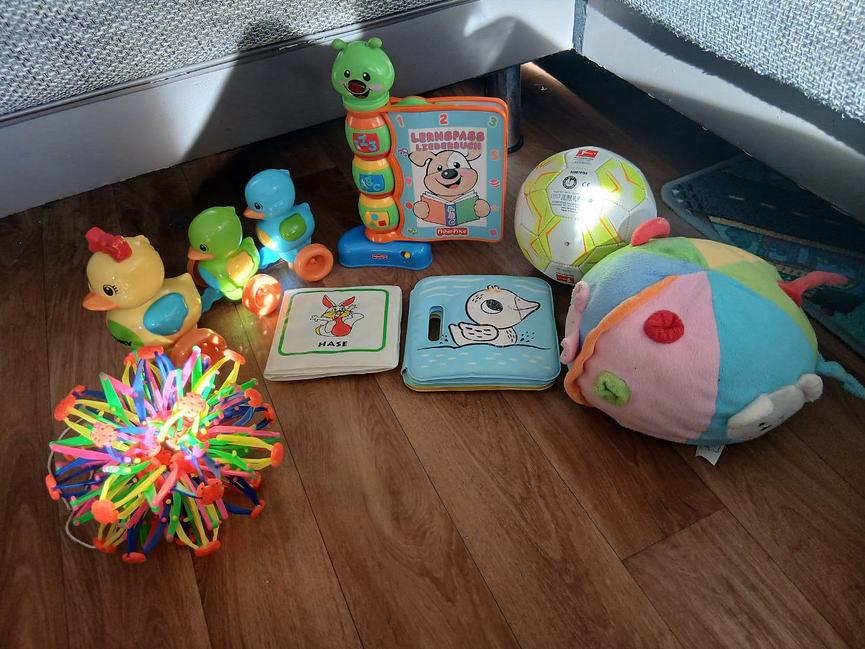 Bild 25 Kinder Klamotten unter ein 1zu verkaufen und ein großen Karton mit Kinder Spielz