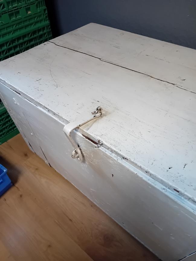 Bild 3 Holzkiste Alt Weiß 96 mal 59 mal 54 cm für 25 Euro