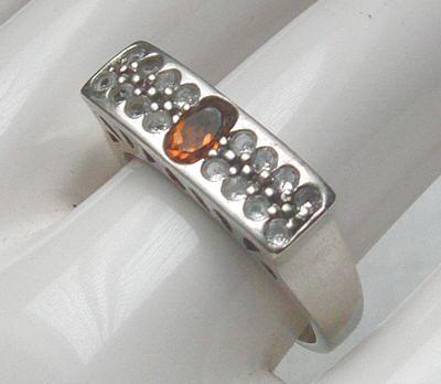 Bild 4 Ring, 925 Silber mit gefassten Weistopasen und einen Citrin