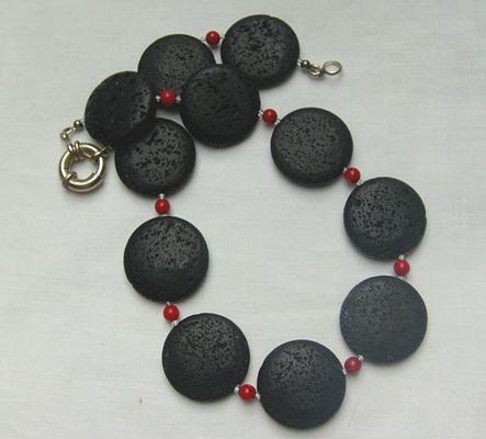 Bild 1 Lavakette mit roten Korallenperlen