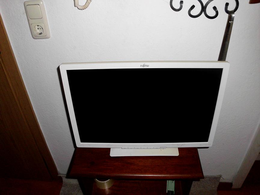 Bild 1 gebe hier ein pc monitor plu zwei tastaruren ab nur für 8euo