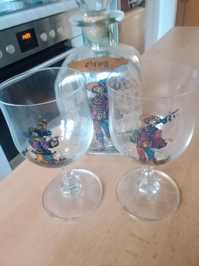 Bild 3 Karaffe mit 2 Gläsern. 15 Euro!