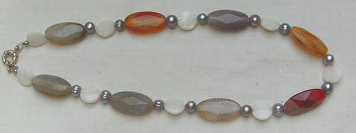 Bild 4 Edelsteinkette mit Achaten, Perlmutt und Perlen