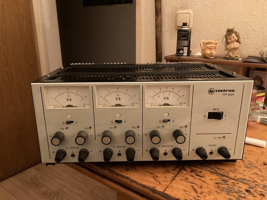 Bild 2 Verschiedene Labor Netzteile