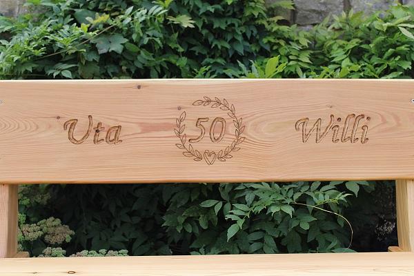 Bild 3 Gartenbank aus Lärche mit Gravur. Hochzeitsgeschenk. Krongartmöbel.