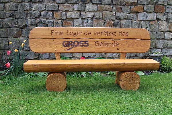 Bild 5 Gartenbank für Gemeinden und Sportvereine. Holzbank mit Gravur.