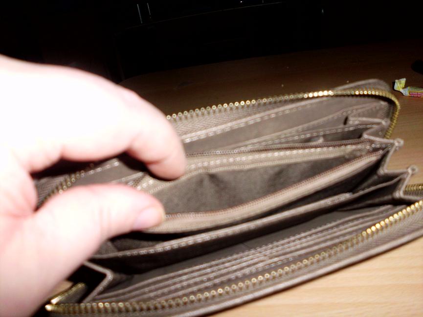 Bild 5 gebe ein sehr schöne portmanee in leder ab es ist neu und unbenutzt