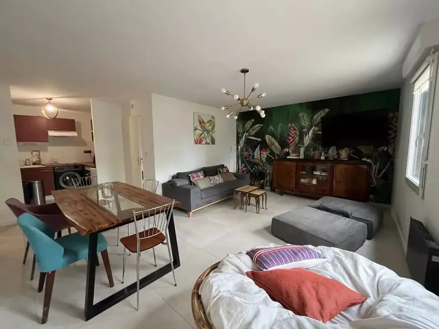 Bild 1 Große, komplett möblierte Wohnung  eines Gebäudes