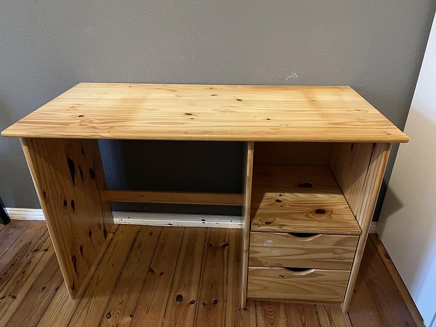 Bild 1 Schreibtisch aus Holz