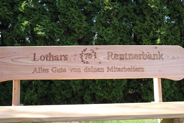 Bild 4 Rustikale Gartenbank aus Lärche mit Gravur. Hochzeitsgeschenk.
