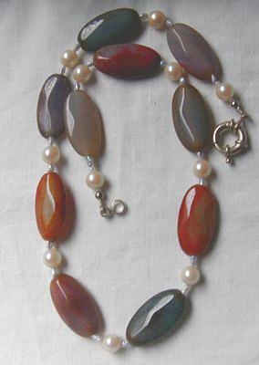 Bild 3 Regenbogenachatkette garniert mit Perlen