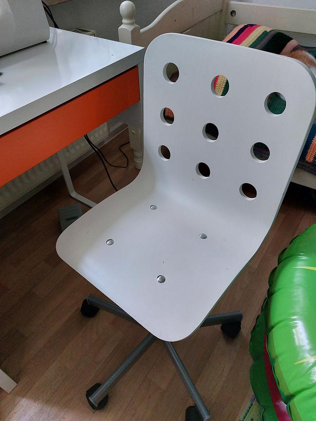 Bild 3 Schreibtisch, Doppelstockbett, Schrank und Stuhl zu verschenken