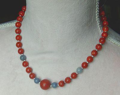 Bild 5 Korallenkette mit Blauquarzeinlagen